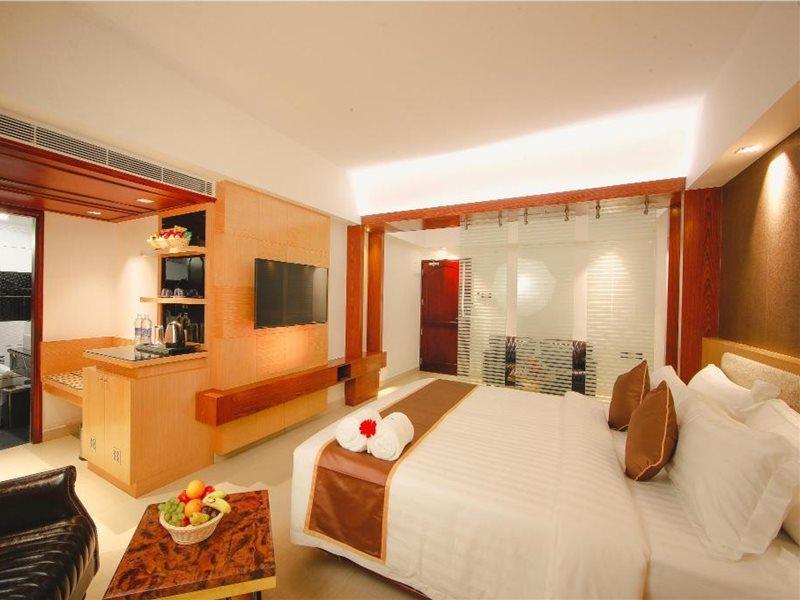 อขิล คลาสสิก Hotel Thiruvananthapuram ภายนอก รูปภาพ