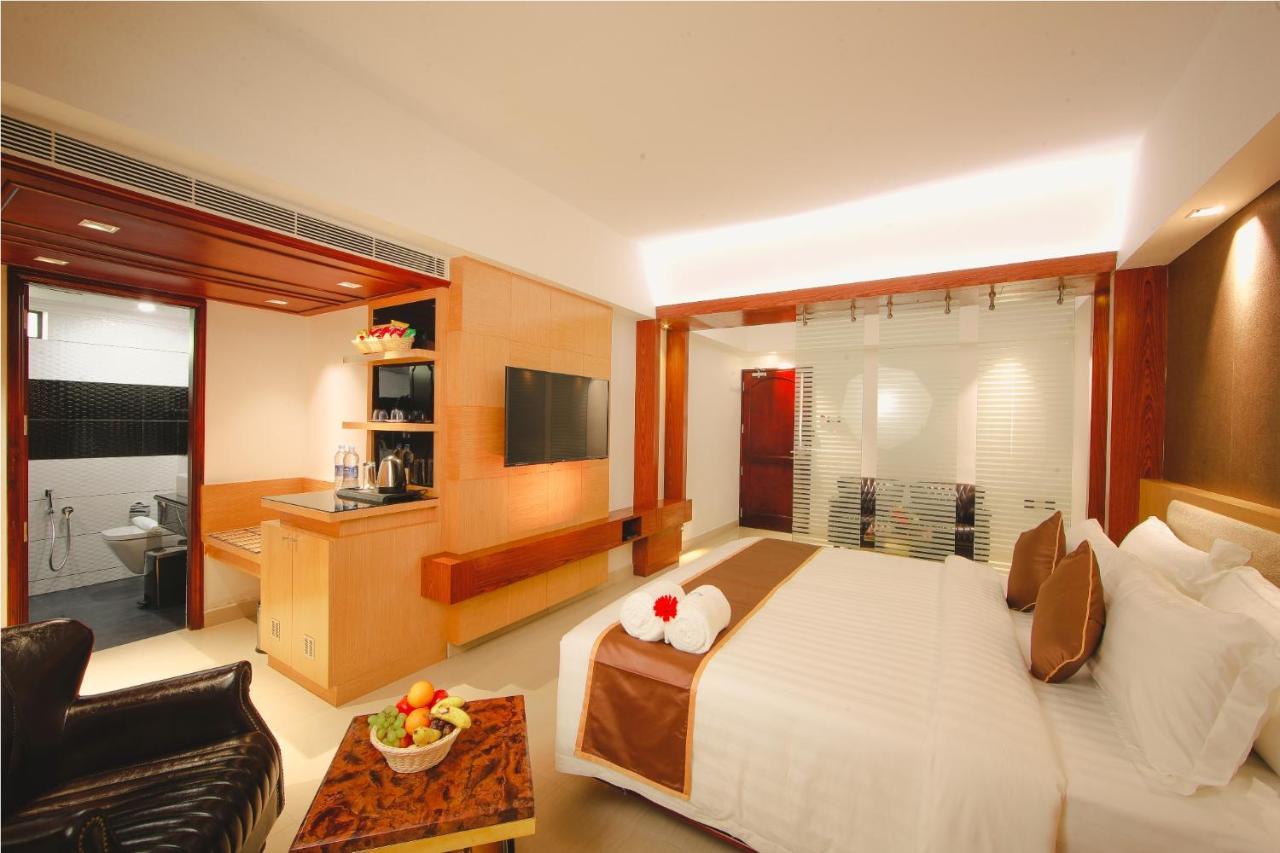 อขิล คลาสสิก Hotel Thiruvananthapuram ภายนอก รูปภาพ